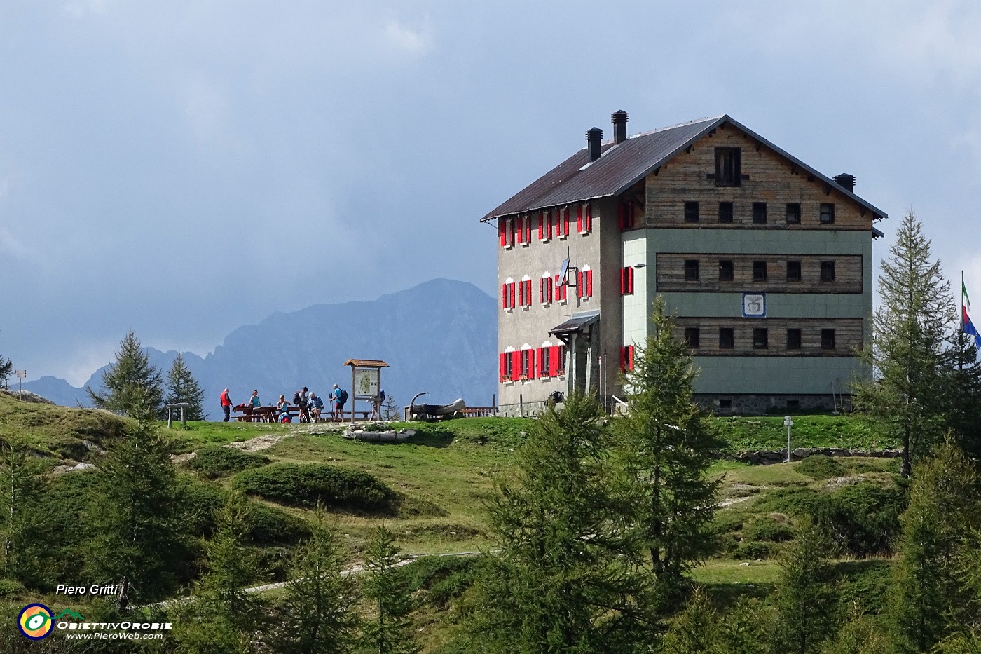 64 Passaggio al Rif. Laghi Gemelli (1968 m).JPG